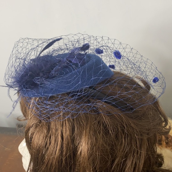 . Vintage Fascinator Hat Hair Piece -  Headband Hat with Vail Netting & Feathers - Picture 4 of 7